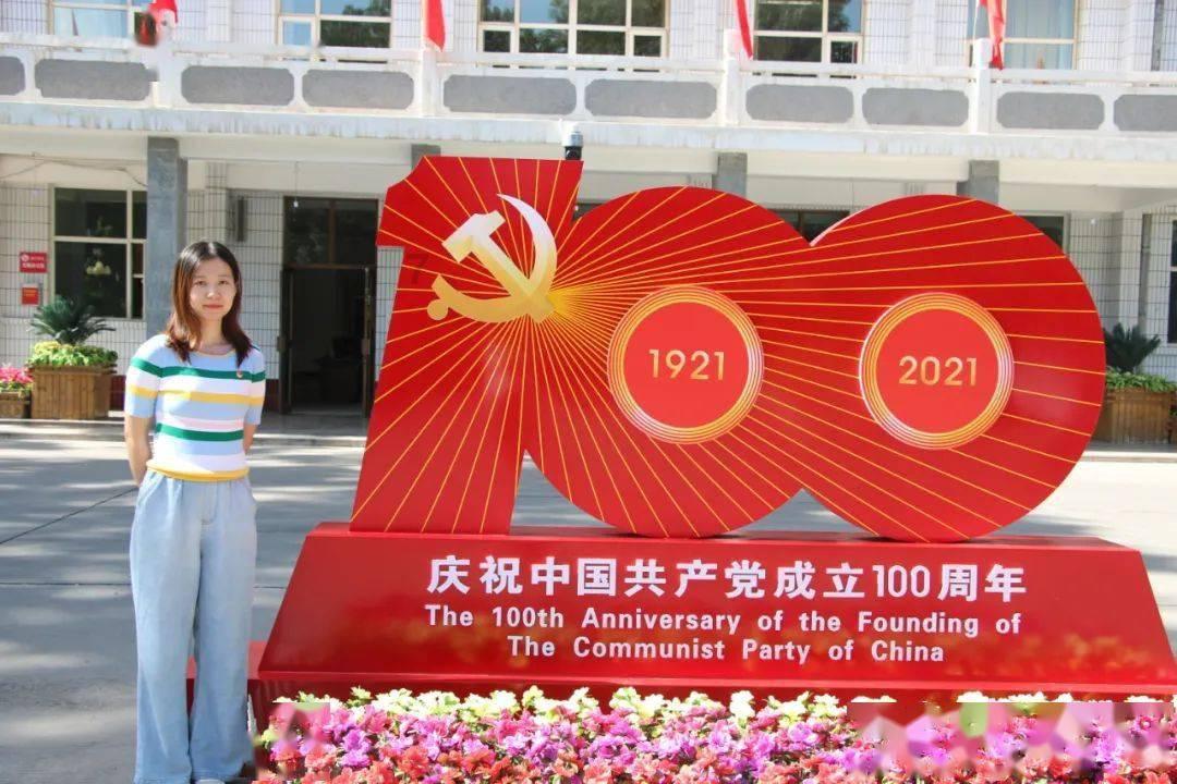 可爱女孩参加宴会